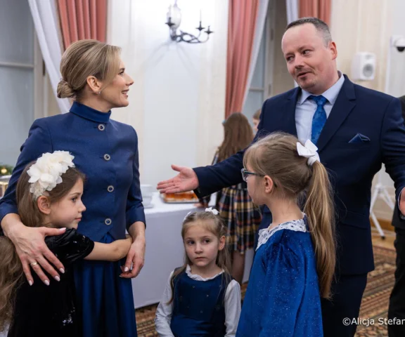 Marta Nawrocka w kobaltowej kreacji błyszczała! Spódnica jak u księżniczki