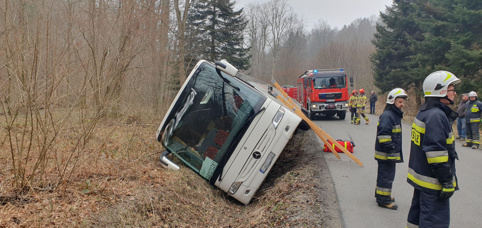 Pod Przemyślem autokar wypadł z drogi. Na miejsce wysłano śmigłowce ratownicze