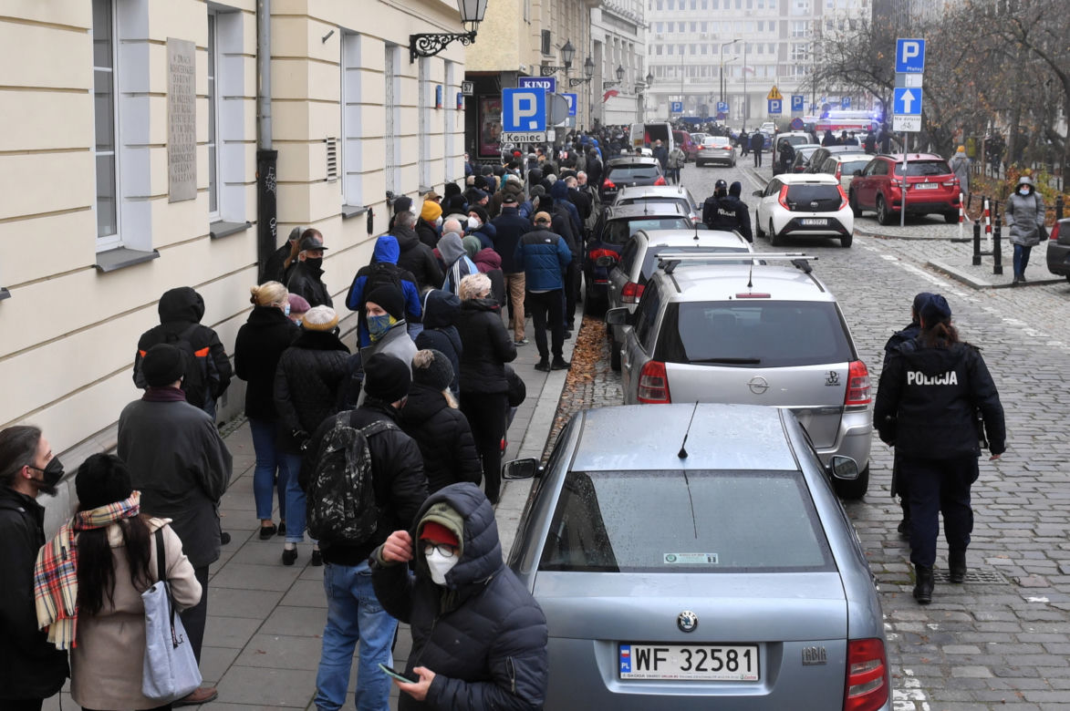 Kolejki przed NBP w Warszawie