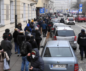 Kolejki przed NBP w Warszawie
