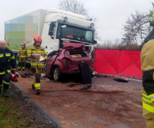 Drogowa masakra pod Siedlcami. Kierowca fiata zmiażdżony pod chłodnią 