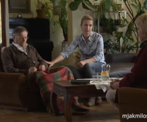 M jak miłość. Józef Modry (Stefan Friedmann), opiekunka Ola (Magdalena Rembacz), Kisielowa (Małgorzata Różniatowska)