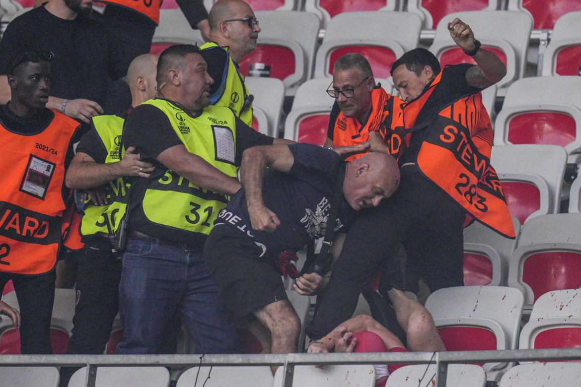Zadyma na meczu OCG Nice - FC Koln 