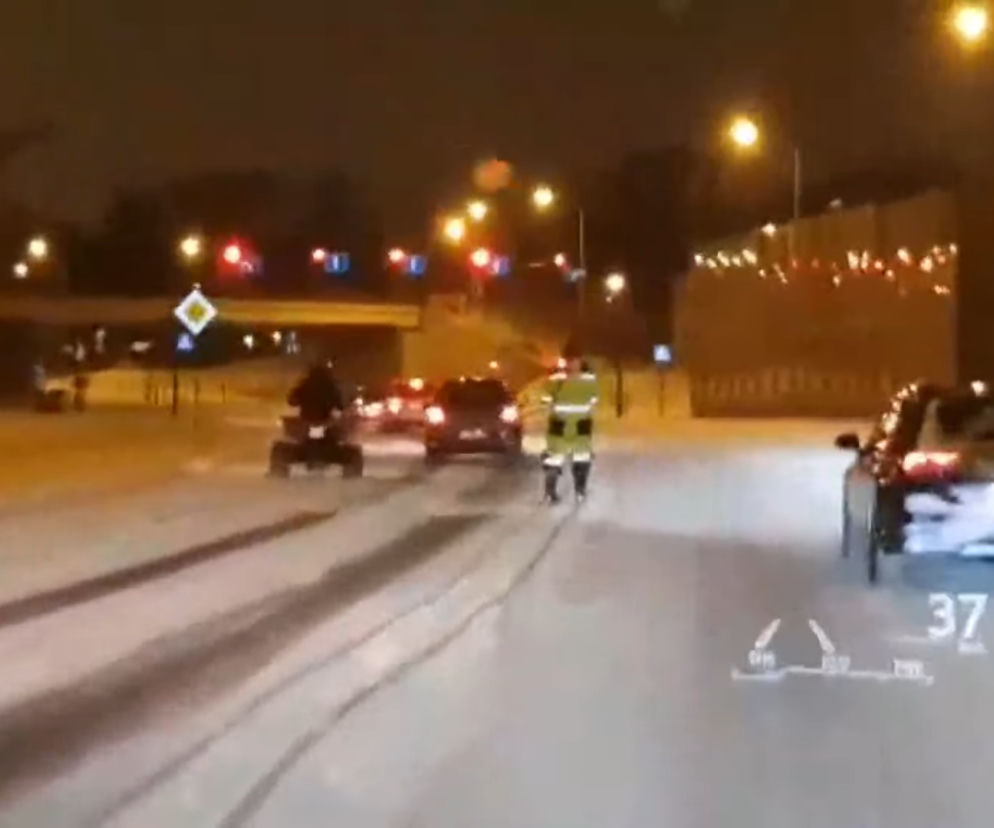 Zamknięte stoki? W Poznaniu to żaden problem. Narciarza po ulicy ciągnął quad [WIDEO]