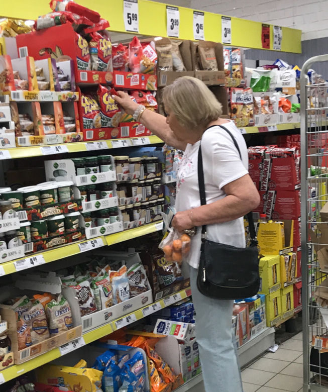 Żona Wiesława Gołasa robi zakupy_1PUBL