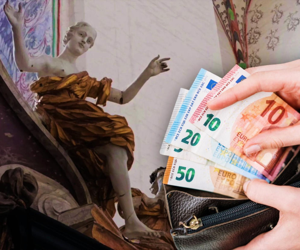 Dłonie wyciągające banknoty euro z portfela na tle rzeźby sakralnej. O podatkach na Kościół przeczytasz w Eska Szczecin.