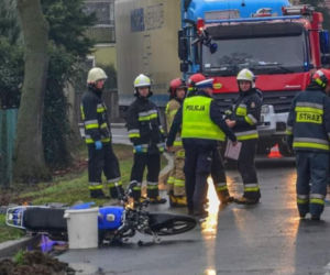 Młody kierowca motoroweru wpadł w poślizg