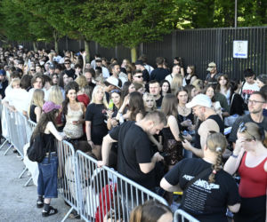 Fani w upale czekają na koncert The Weeknd. Tłumy w Warszawie