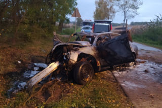 Potworny wypadek w Romanowie. Auto stanęło w płomieniach. Cztery młode osoby nie żyją! [FOTO]