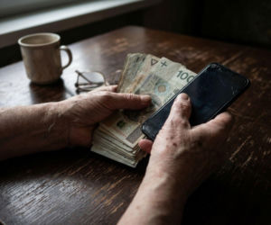 23-latek ze Śląska zatrzymany. Próbował wyłudzić kasę na wnuczka