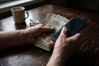 23-latek ze Śląska zatrzymany. Próbował wyłudzić kasę na wnuczka