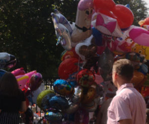 Balonowy penis na odpuście parafialnym