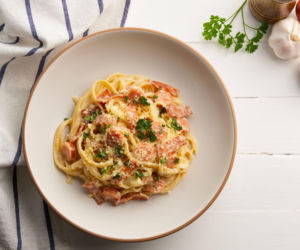 Makaron z białą kiełbasą i kremowym sosem musztardowo-chrzanowym – najlepszy sposób na świąteczne resztki