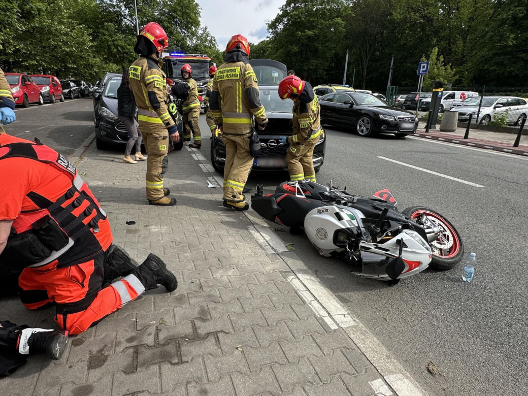 Motocyklista zderzył się z oplem i walnął w forda. Poważny wypadek na Pradze-Północ kont. Warszawa