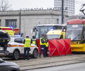 Utrudnienia po potrąceniu pieszego przez tramwaj w centrum Warszawy. Był reanimowany