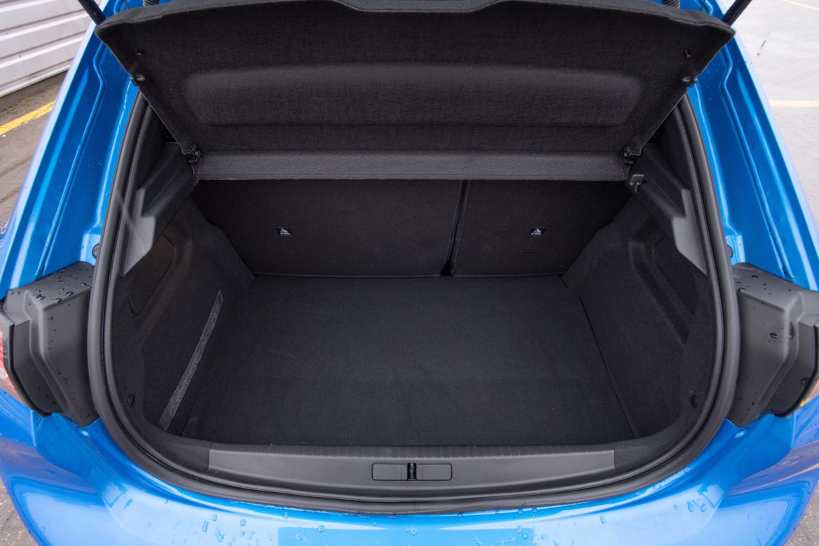 Peugeot 208 Allure vs Opel Corsa Elegance