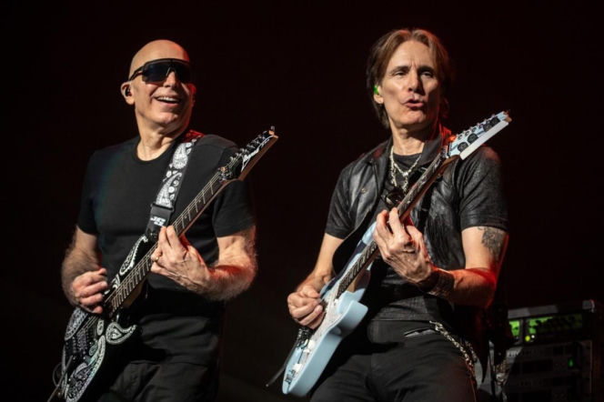 Joe Satriani i Steve Vai grają razem na gitarach podczas koncertu. O ich wspólnej płycie przeczytasz na EskaRock.