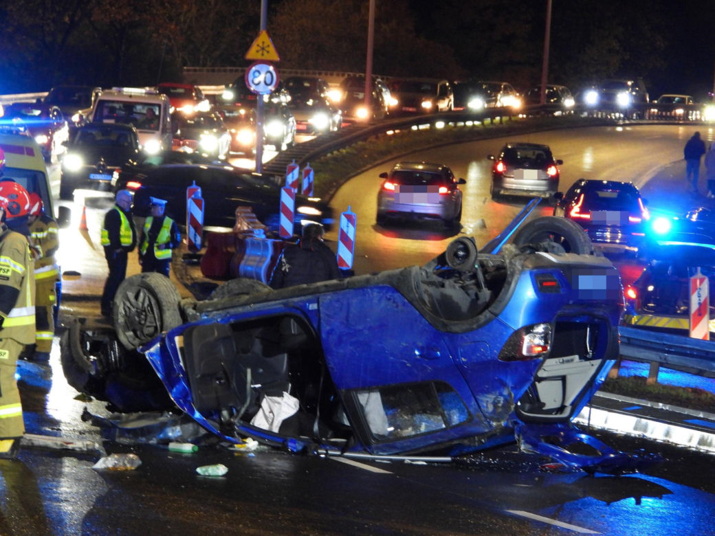 Auto rosyjskiej ambasady dachowało w Warszawie! Odłamki uszkodziły inne pojazdy