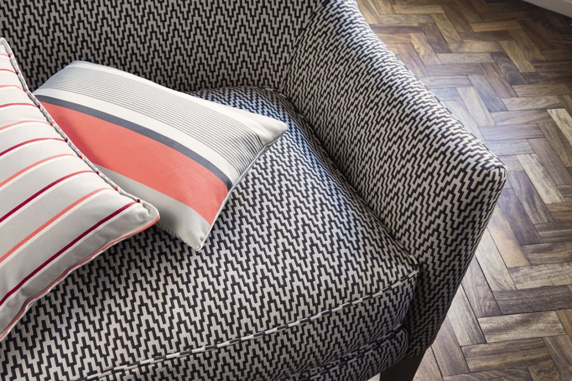 Lekka sofa obita tkaniną w zygzaki