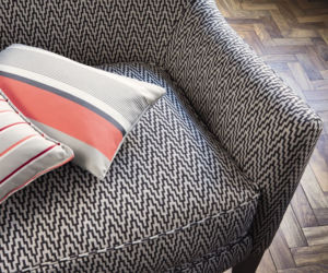 Lekka sofa obita tkaniną w zygzaki
