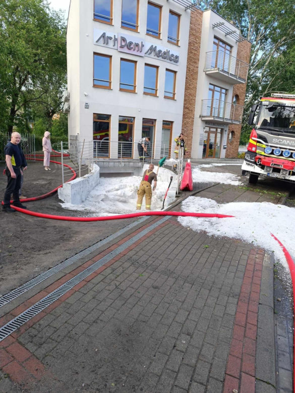 Kilkaset interwencji strażaków po nawałnicach. IMGW ostrzega przed kolejnymi burzami
