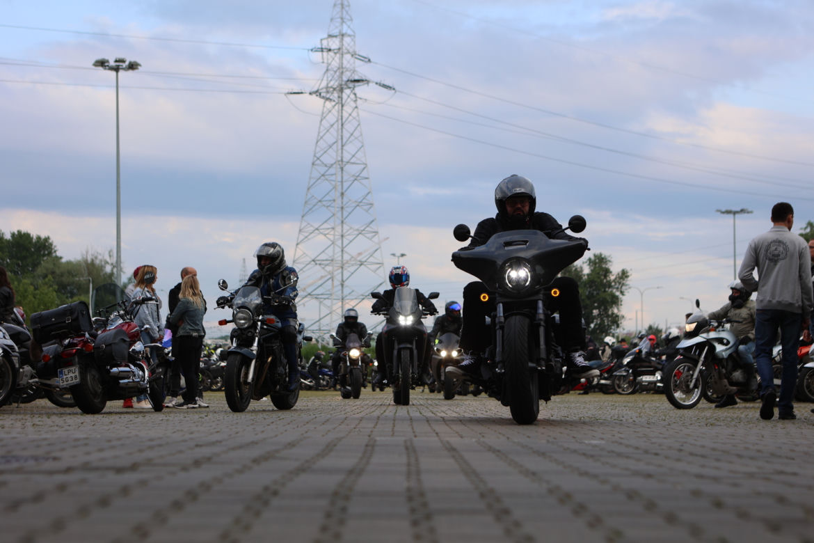 Przed Areną Lublin symbolicznie pożegnano dwójkę tragicznie zmarłych motocyklistów