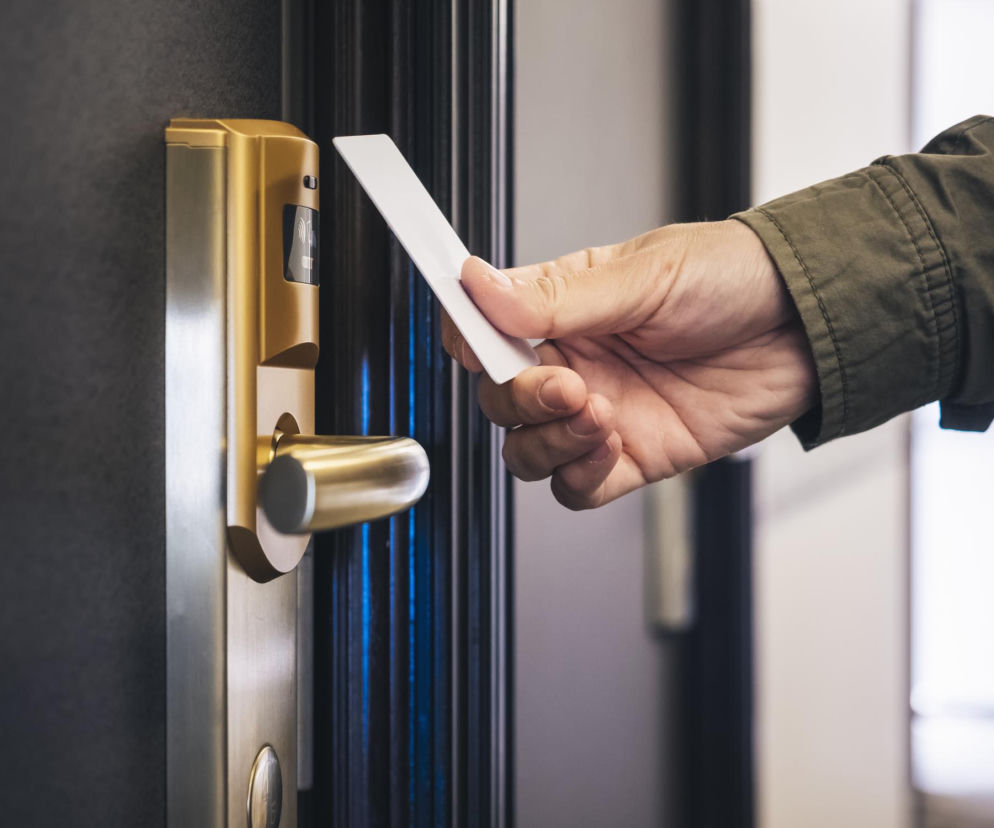Kontrola dostępu w biurach, hotelach i szpitalach – standardowa czy zaporowa?