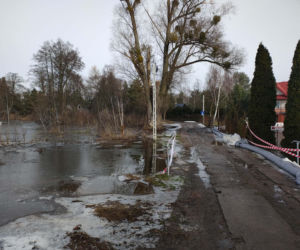 Przekroczenie poziomu alarmowego na Wkrze - sytuacja w piątek