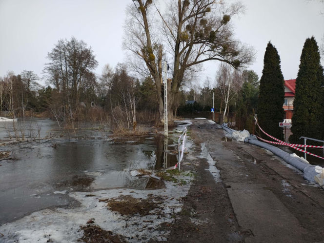 Przekroczenie poziomu alarmowego na Wkrze - sytuacja w piątek