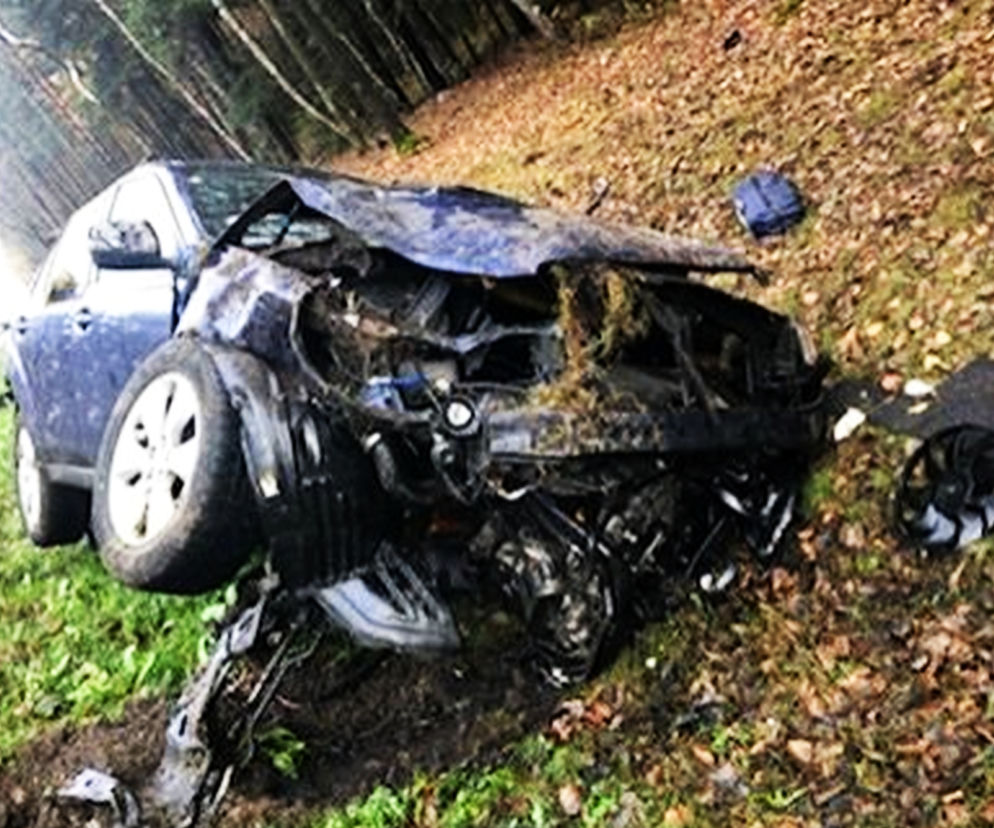 Zmasakrowany samochód po wypadku w Zdziarach