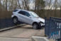 Jak do tego doszło? Auto zawisło na barierkach nad rzeką. Służby szukają właściciela