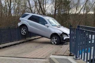 Jak do tego doszło? Auto zawisło na barierkach nad rzeką. Służby szukają właściciela