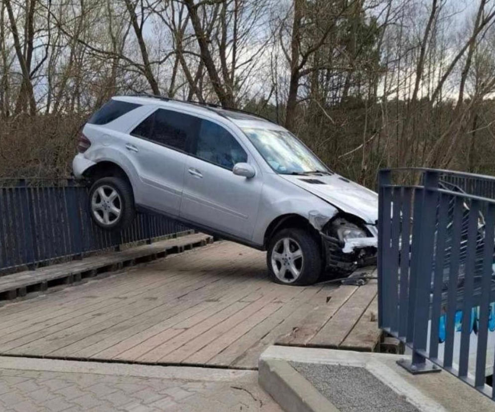 Mercedes zawisł nad rzeką. Policjanci dotarli na miejsce i nie zastali kierowcy!