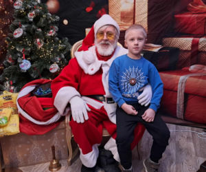 Święty Mikołaj Biedronki odwiedził świętokrzyskie miasto. Zobaczcie co działo się w wiosce przed sklepem