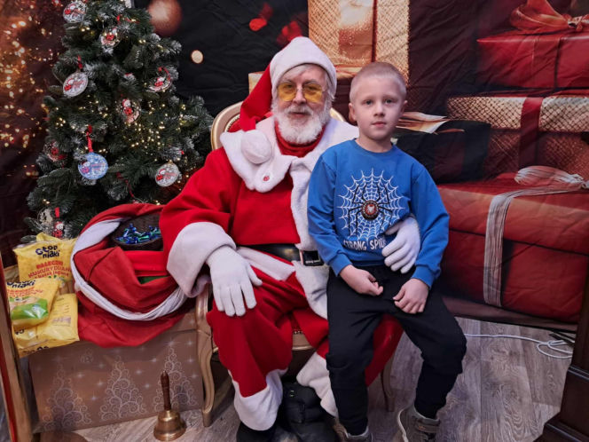 Święty Mikołaj Biedronki odwiedził świętokrzyskie miasto. Zobaczcie co działo się w wiosce przed sklepem