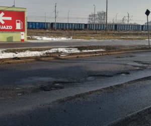 Siedleckie drogi niczym szwajcarski ser – kierowcy narzekają na stan dróg po zimie