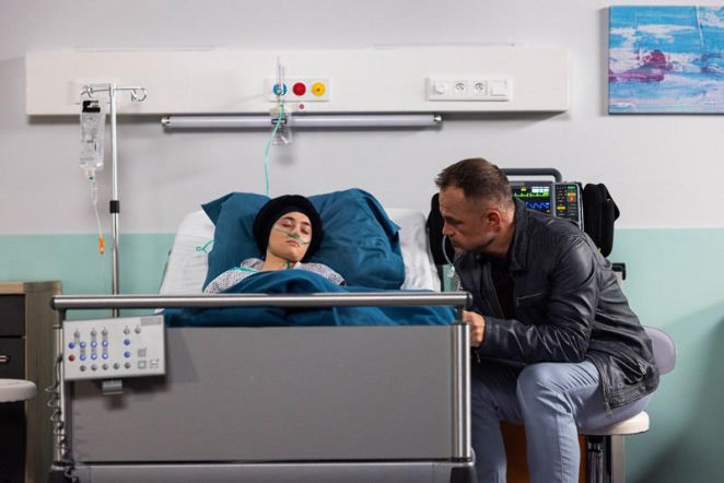 "Pierwsza miłość": Angelika trafia do szpitala. Bolesław bezwzględnie wykorzystuje sytuację, by zmusić żonę do powrotu