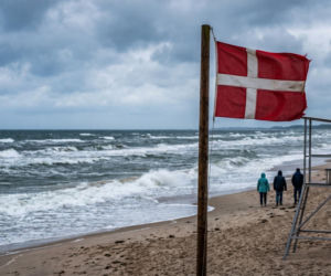 Czerwone flagi na kąpieliskach nad Bałtykiem. Sprawdź powód wprowadzenia zakazu