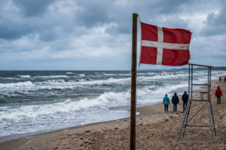 Czerwone flagi na kąpieliskach nad Bałtykiem. Sprawdź powód wprowadzenia zakazu