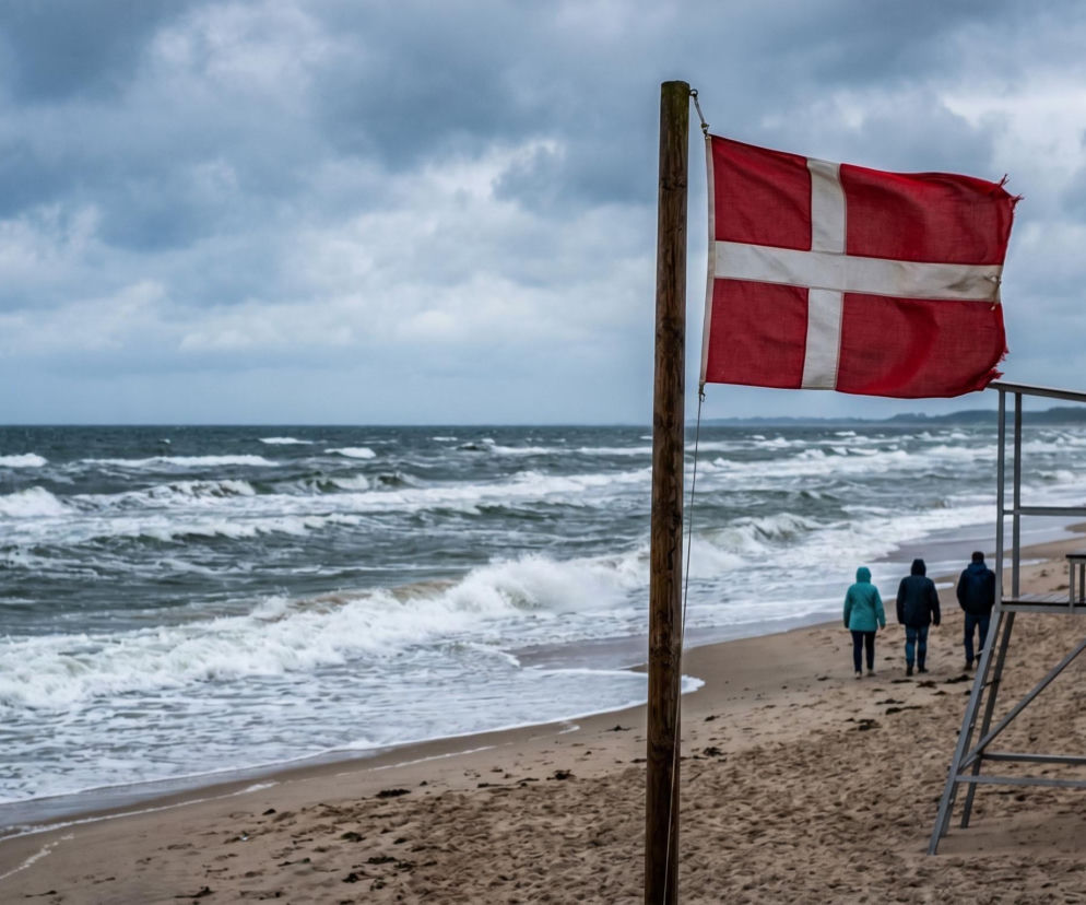 Czerwona flaga na plaży przy wzburzonym morzu. O zakazie kąpieli nad Bałtykiem przeczytasz na Eska.