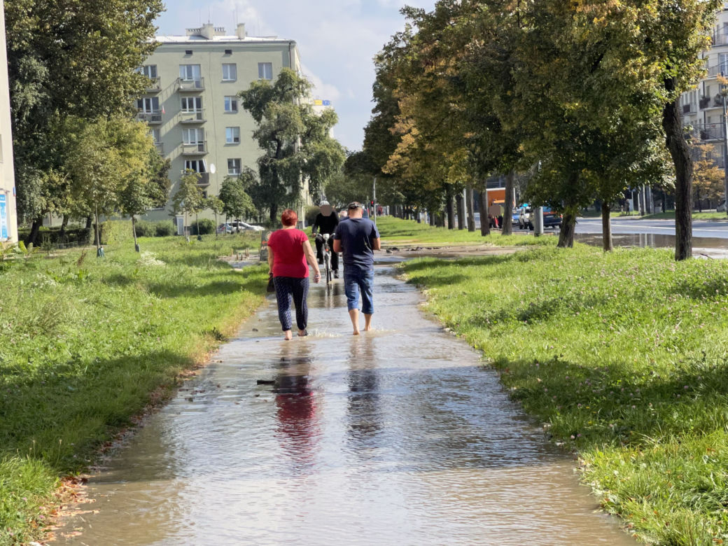 Ludzie brodzą po wodzie