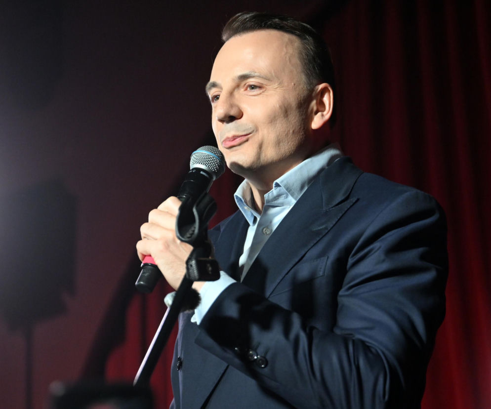 Prezydent Krakowa Łukasz Gibała przemawia do mikrofonu. O wyzwaniach nowej kadencji przeczytasz na Eska Kraków.