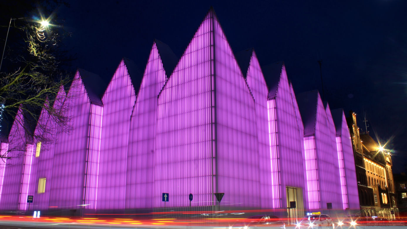 Filharmonia w różowej iluminacji
