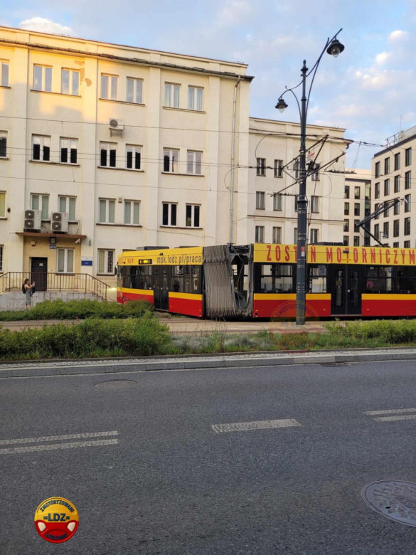 Łódź. Tramwaj wykoleił się po zderzeniu z autem. Zatrzymał się kilkanaście centymetrów przed budynkiem
