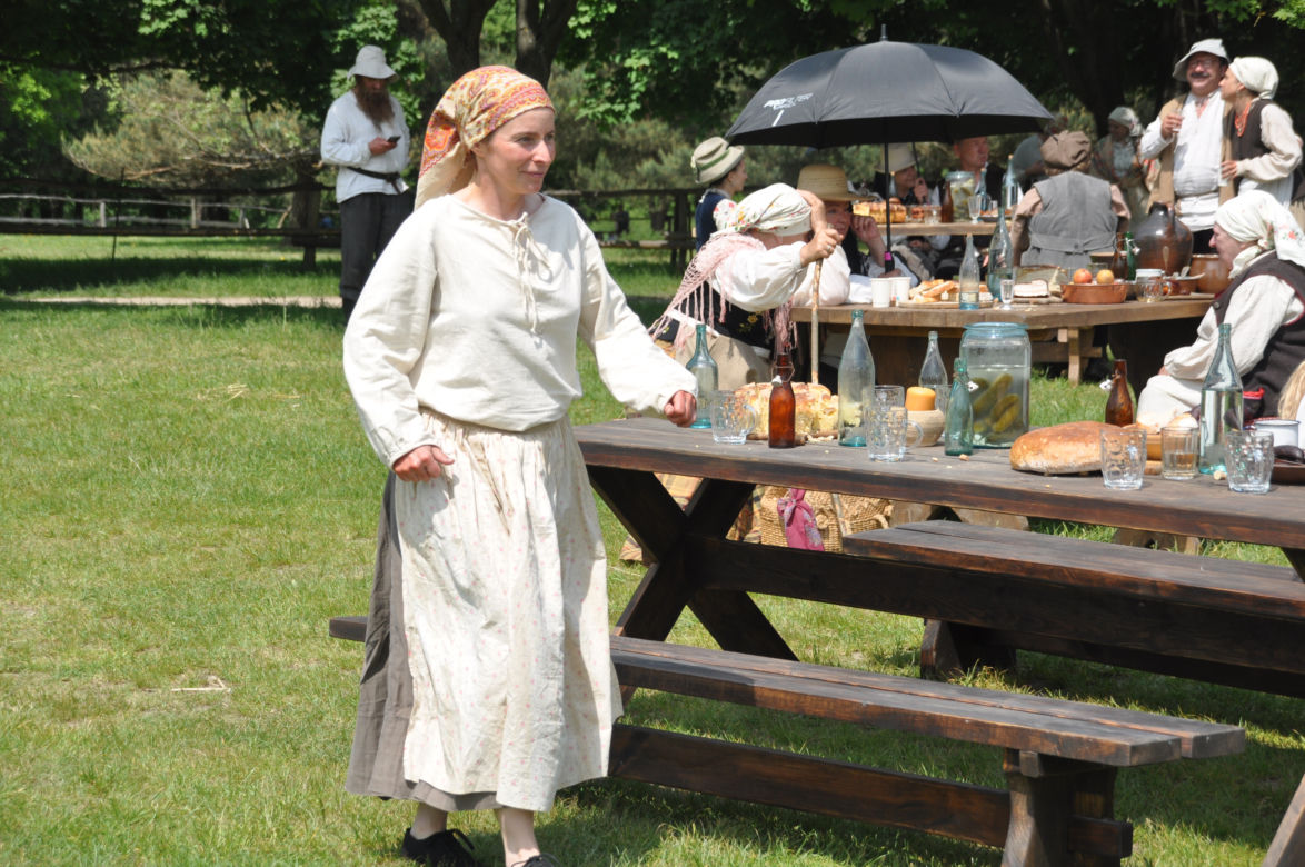 "Sami swoi. Początek". Filmowy kręcili sceny w Muzeum Wsi Kieleckiej w Tokarni