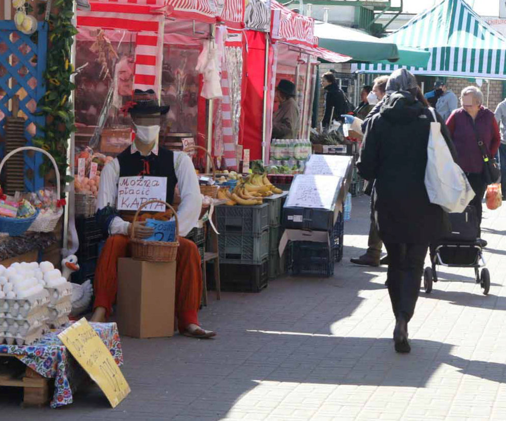 Tłok na bazarach. Warszawiacy robią zakupy mimo koronawirusa