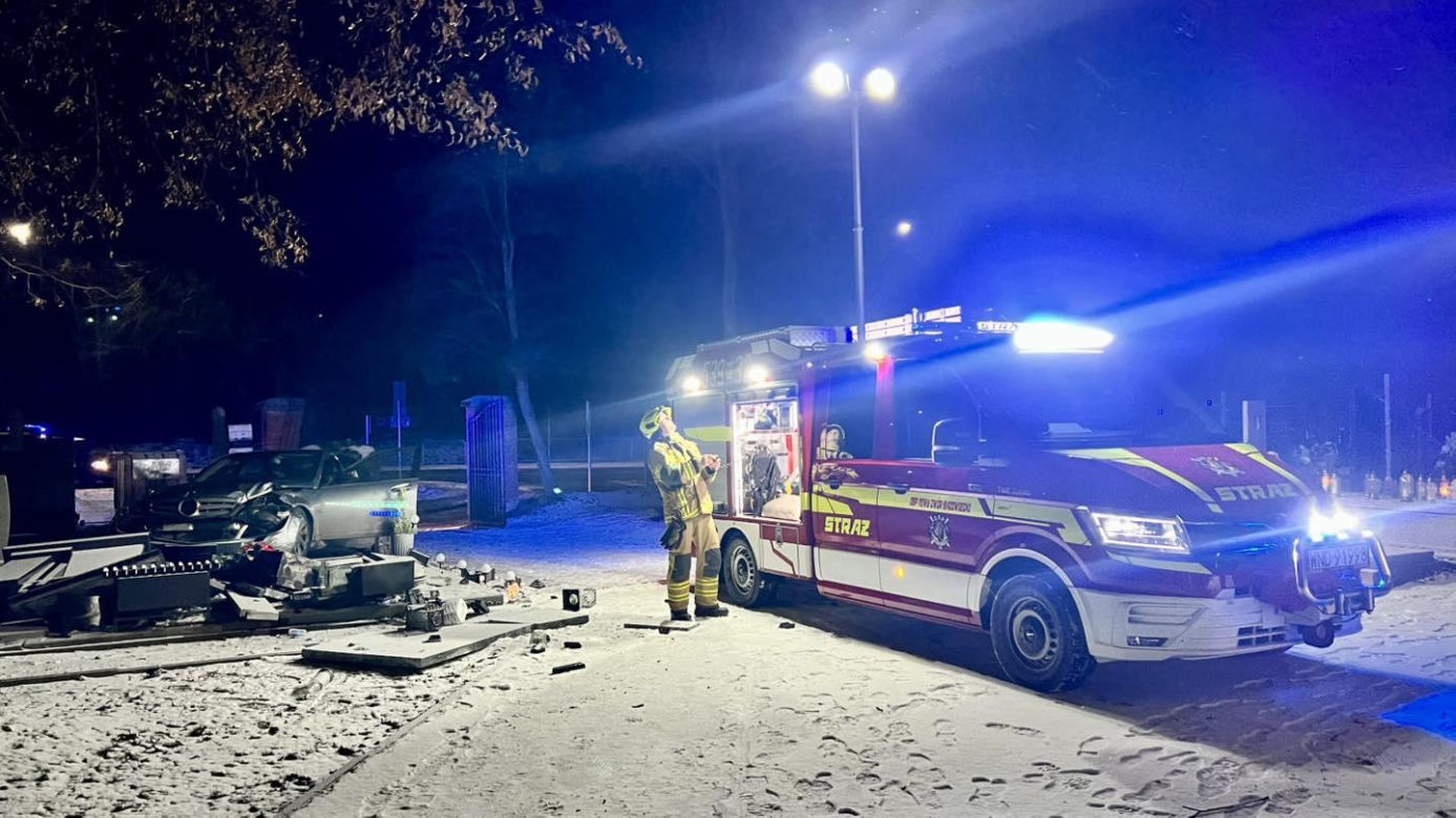 Zdemolował bramę cmentarza i wjechał w nagrobki! Zaskakujące zachowanie 41-latka