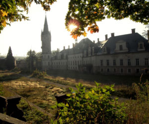 Do pałacu niczym z bajek Disneya wkroczyła policja. 