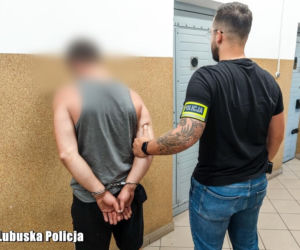 Wszedł do cudzego auta, zamontował tablice i pojechał - z zakazem