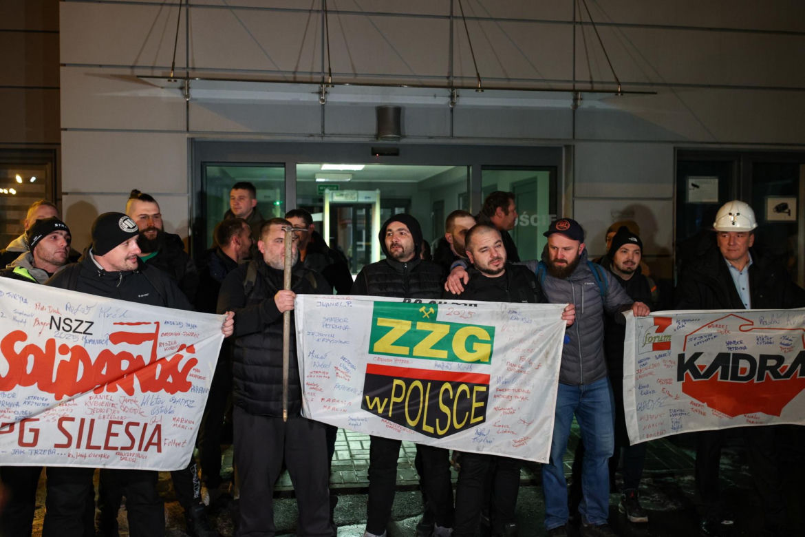 Górnicy opuszczają Kopalnię Węgla Kamiennego Silesia w Czechowicach-Dziedzicach